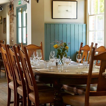 The Greyhound Inn Уонтидж Екстериор снимка