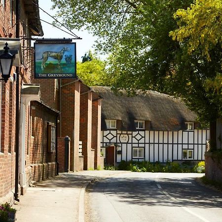 The Greyhound Inn Уонтидж Екстериор снимка