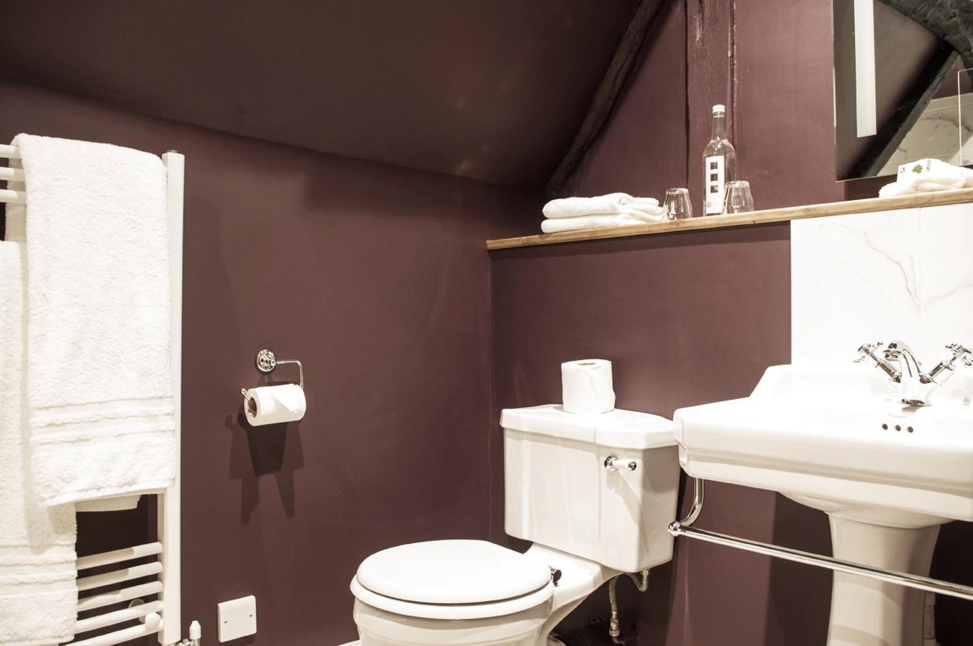 The Greyhound Inn Уонтидж Екстериор снимка