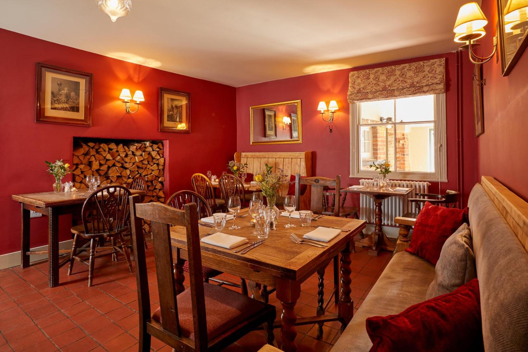 The Greyhound Inn Уонтидж Екстериор снимка