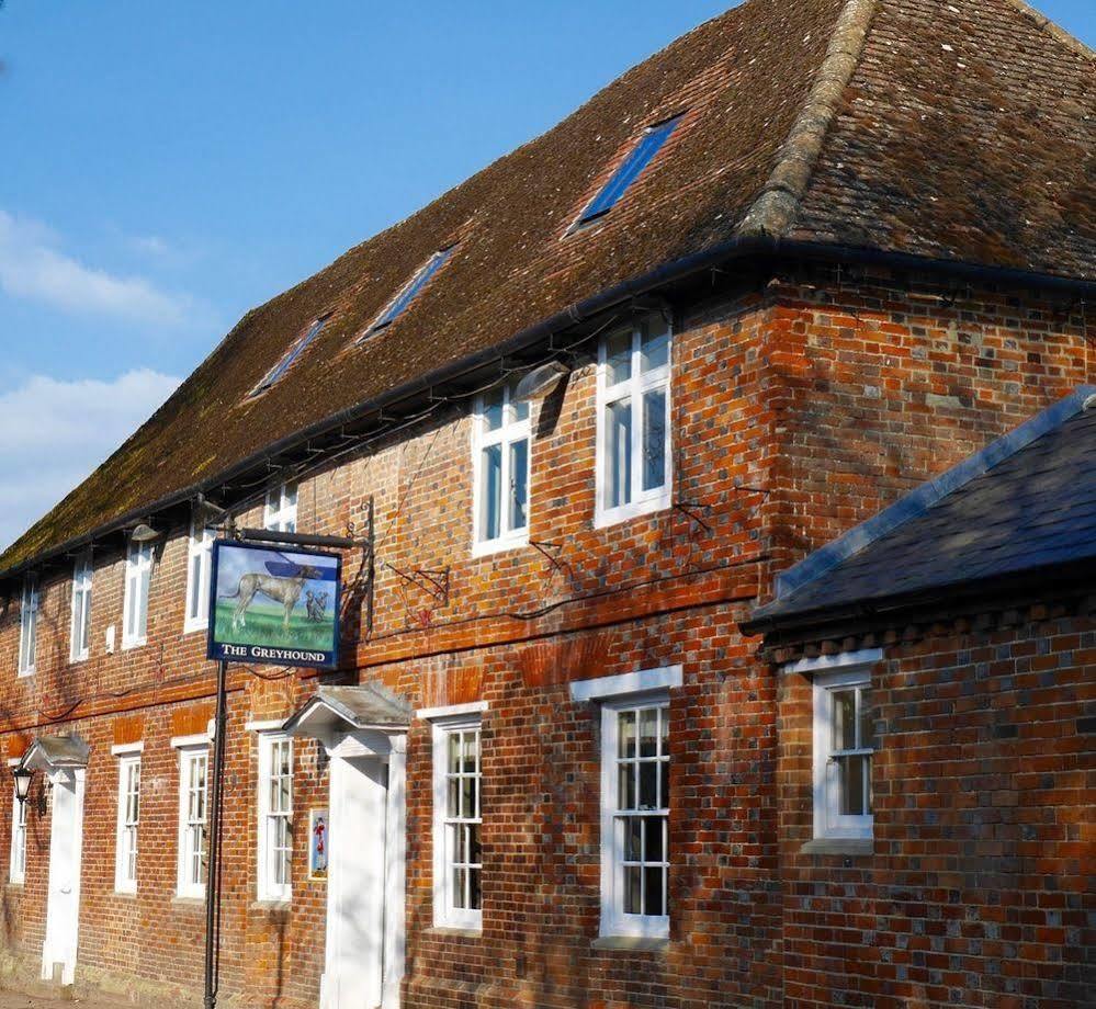 The Greyhound Inn Уонтидж Екстериор снимка