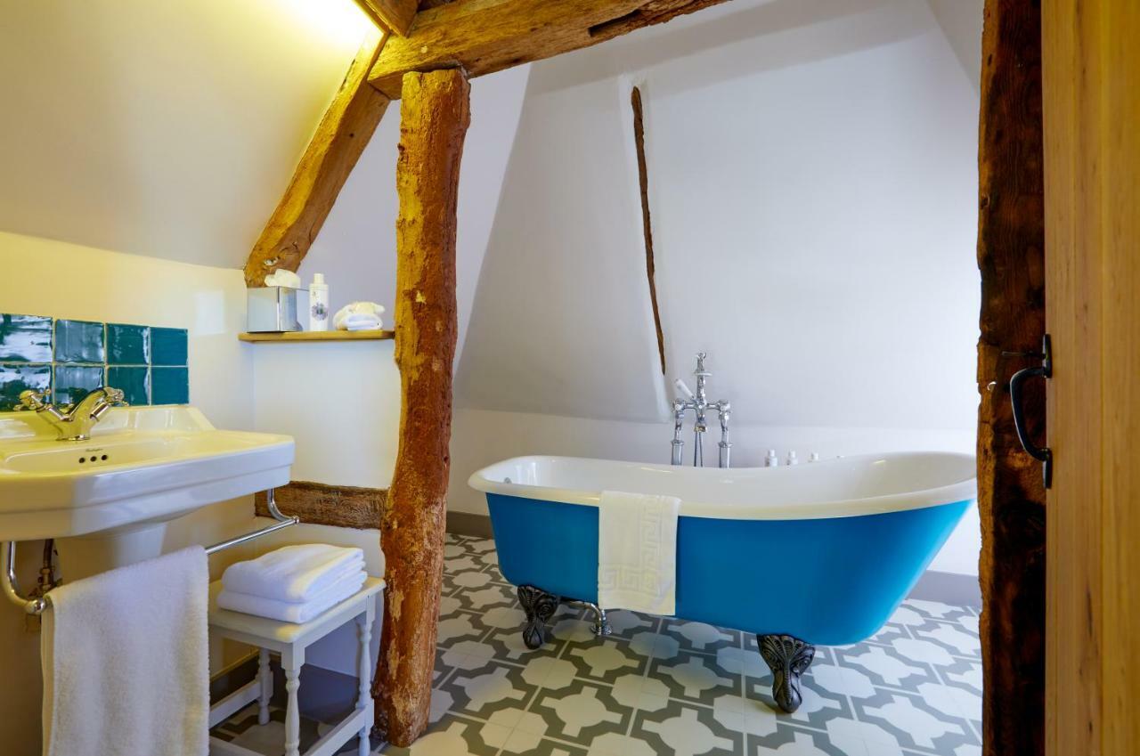 The Greyhound Inn Уонтидж Екстериор снимка