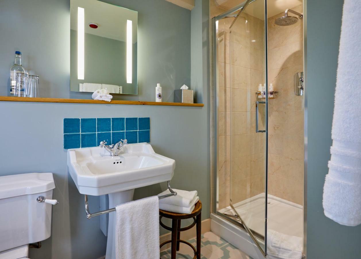 The Greyhound Inn Уонтидж Екстериор снимка