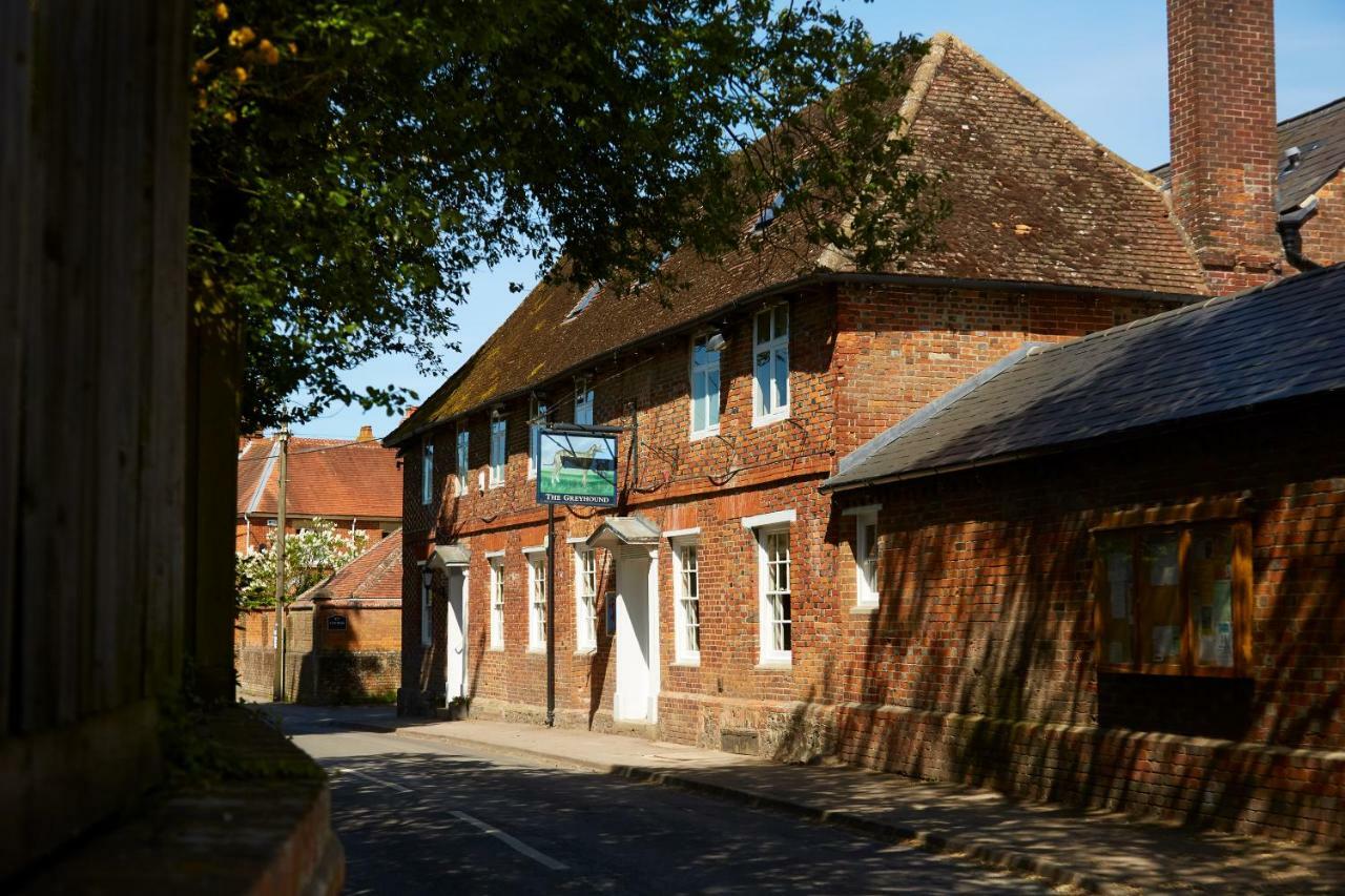 The Greyhound Inn Уонтидж Екстериор снимка